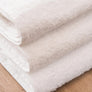 Serviettes blanches douces par Otelia Maison