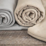 Couvertures polaires 100% polyester gris et tan par Otelia Maison