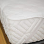 Couvre matelas contre saletés et humidité avec ancrage par Otelia Maison