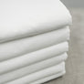 pile de drap blanc immaculé comme à l'hôtel