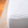 Protège matelas imperméable fabriqué de coton et micropolyester par Otelia Maison