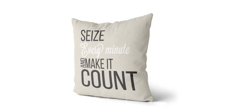 Coussin Seize every minute and make it count couleur beige