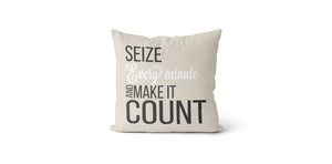 Coussin Seize every minute and make it count couleur beige