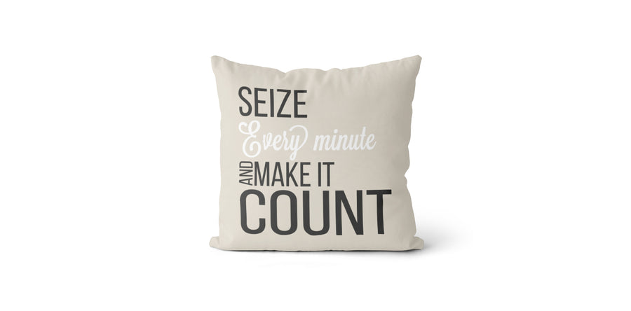 Coussin Seize every minute and make it count couleur beige