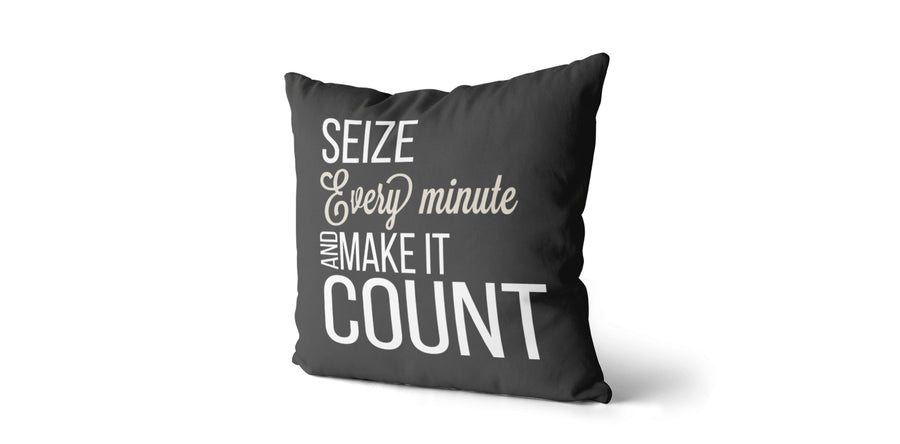Coussin Seize every minute and make it count couleur charcoal et beige