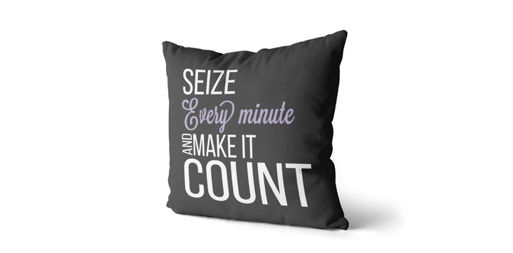 Coussin Seize every minute and make it count couleur charcoal et lilas