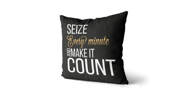 Coussin Seize every minute and make it count couleur noir et or