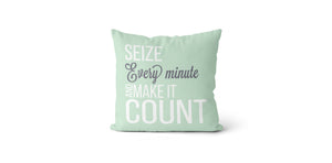Coussin Seize every minute and make it count couleur vert menthe