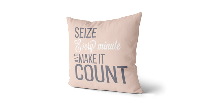 Coussin Seize every minute and make it count couleur nude