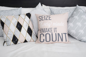 Coussin Seize every minute and make it count couleur nude