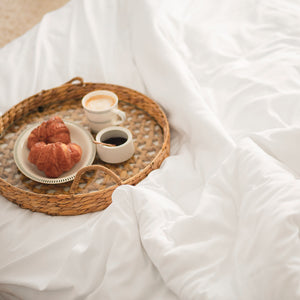 Café du matin sur un lit défait